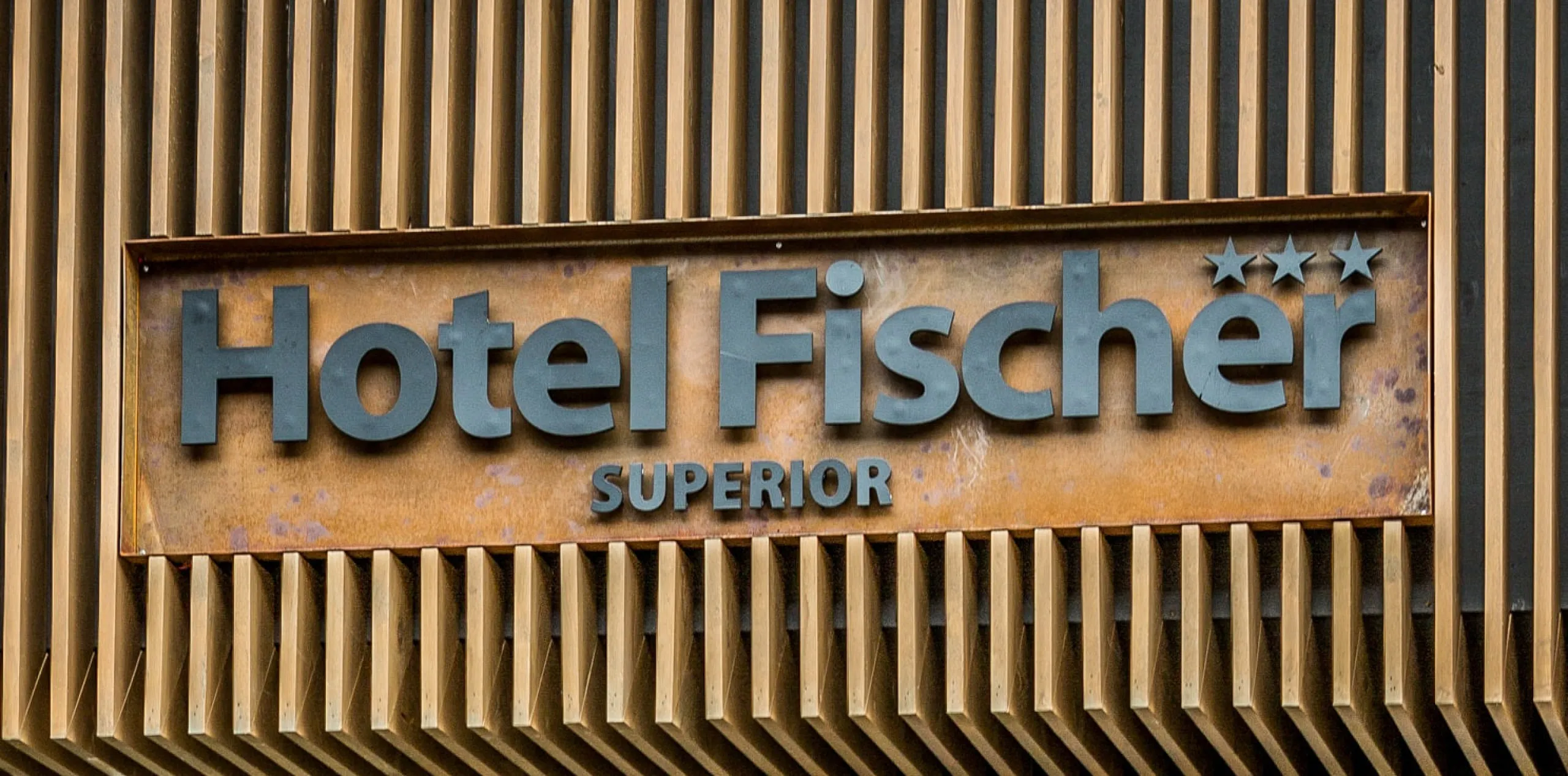 Schild des Hotels Fischer mit Sterne-Bewertung