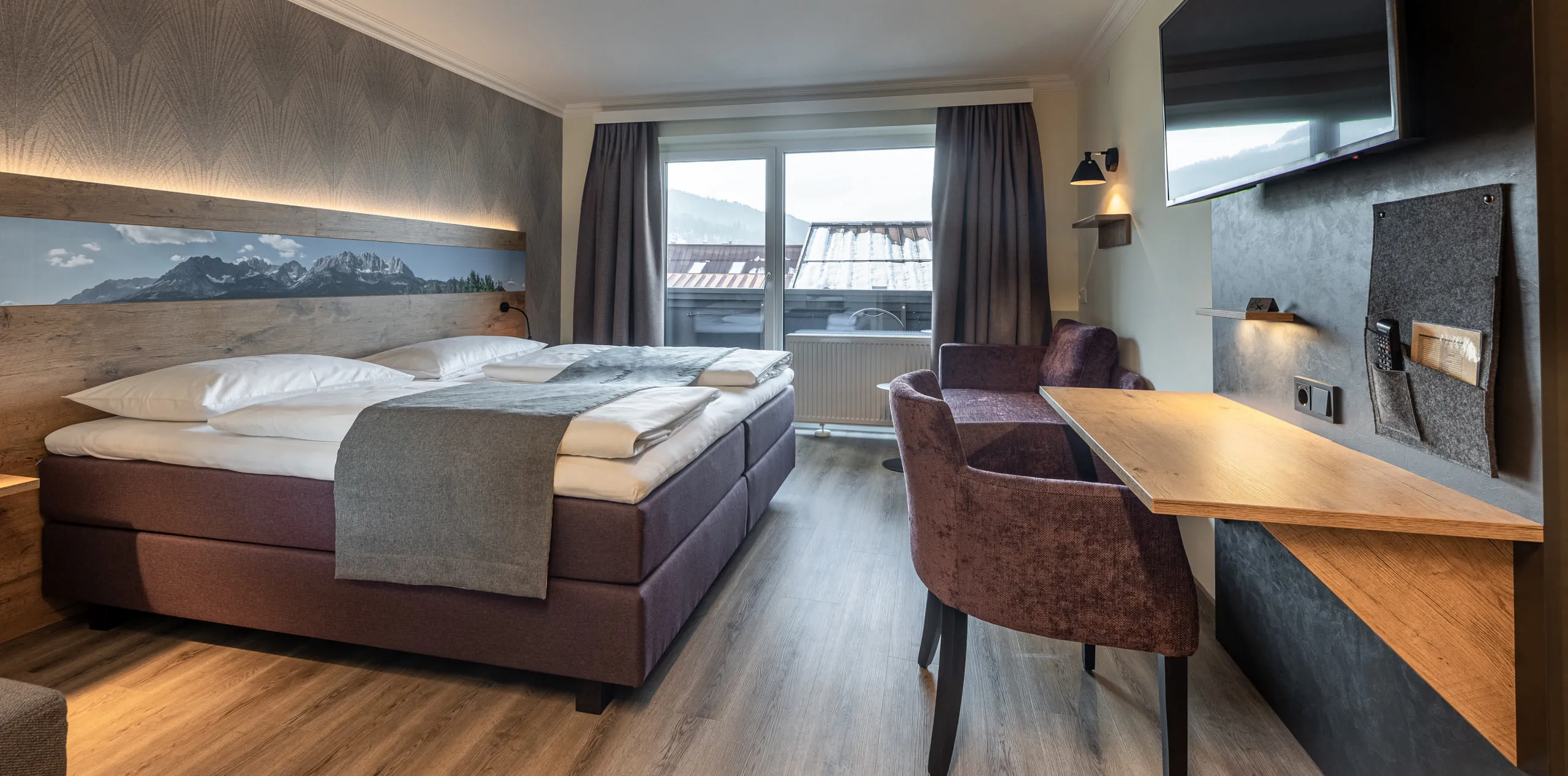 Modernes Hotelzimmer mit Blick auf Kitzbüheler Horn