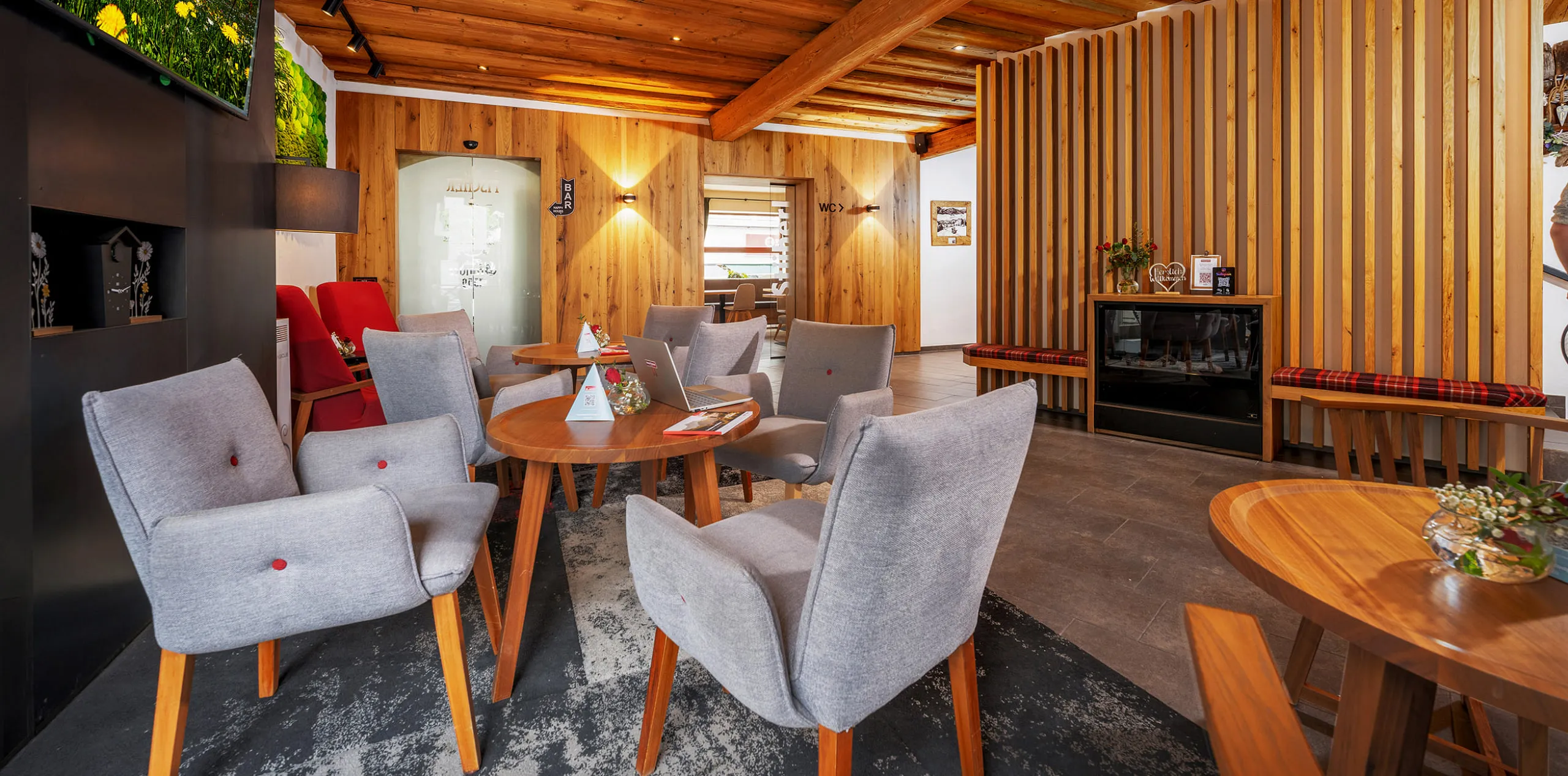Gemütliche Lobby mit Holzelementen und moderner Möbeln