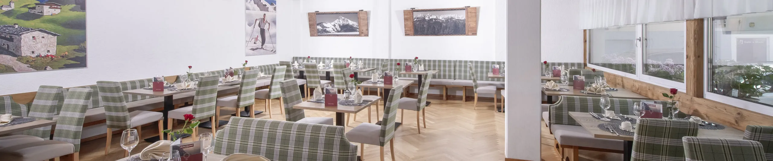 Speisesaal mit geschmackvoller Einrichtung und Pflanzen