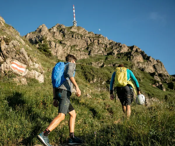 Zwei Wanderer auf dem Steig zum Gipfel des Kitzbüheler Horns im Sommer
