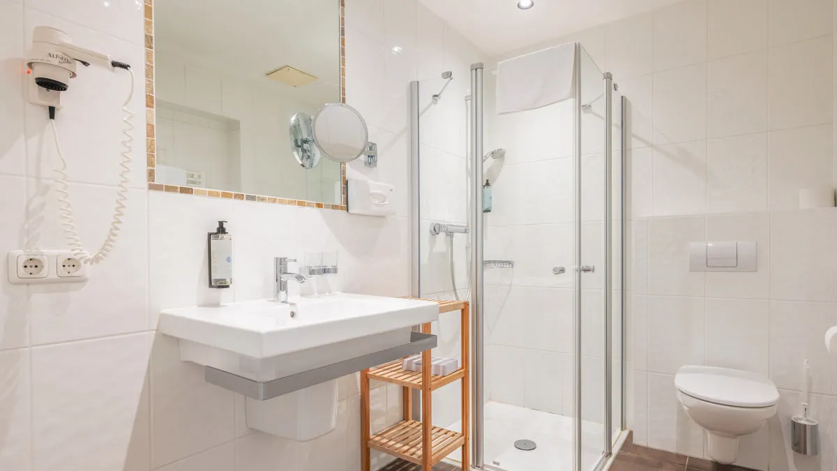 Helles Badezimmer mit Dusche und Waschbecken