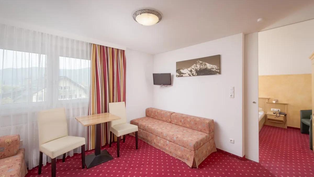 Wohnschlafzimmer im Familienzimmer Kalkstein mit Schlafsofa