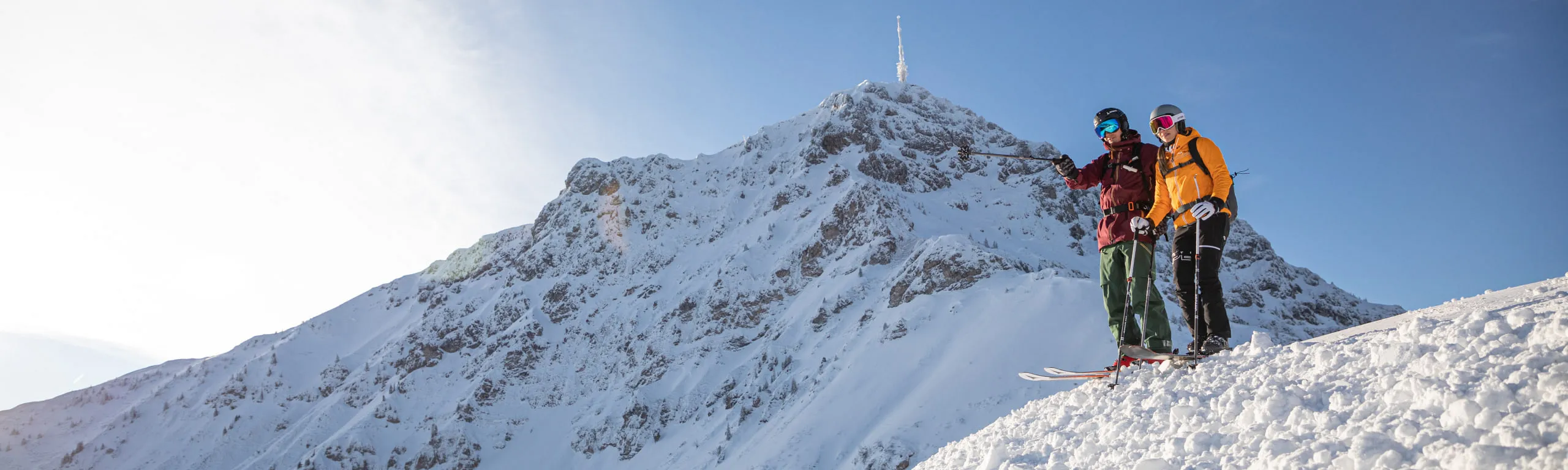 Skifahrer am Harschbichl in St. Johann in Tirol