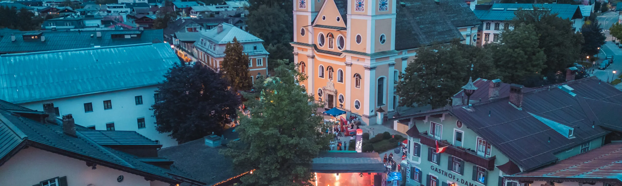 Sommer-Event in St. Johann in Tirol mit Blick auf die Stadt