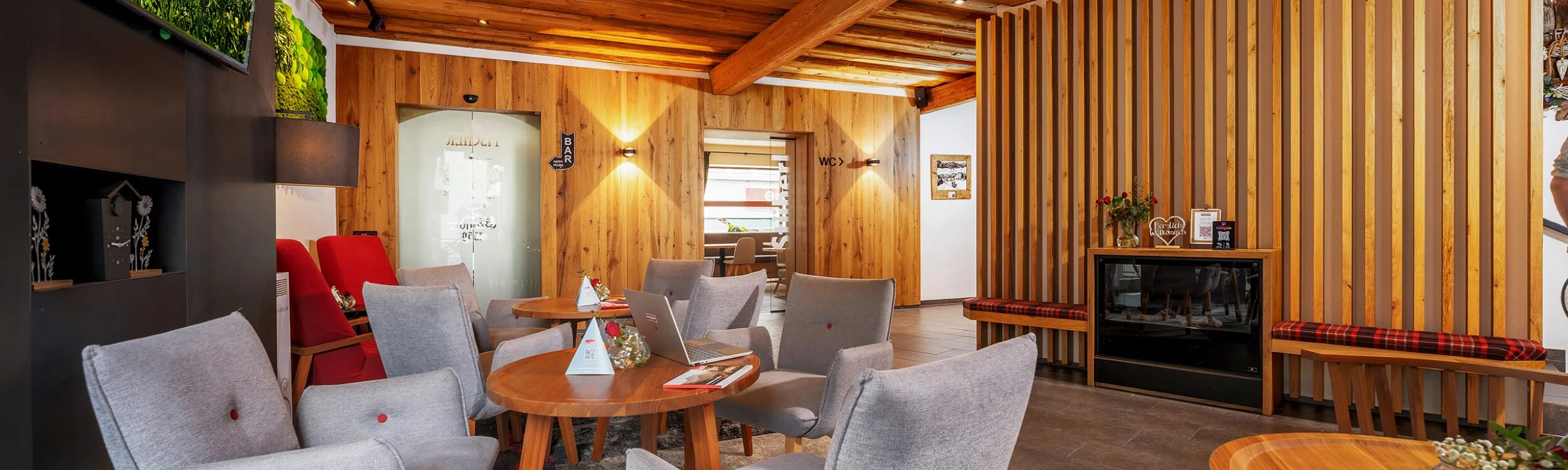 Lobby des Hotel Fischer mit Sitzgruppen und Holzverkleidung
